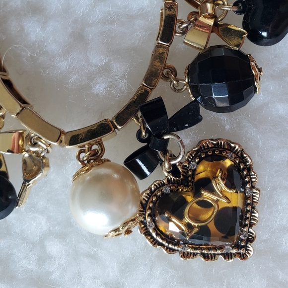 Betsey Johnson stretch gold charm bracelet - Picture 2 of 3